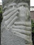 905858 Detail van het natuurstenen beeldhouwwerk ''t Geheim' uit 1986 van Joop Wouters, op de Albrachthof te Utrecht.